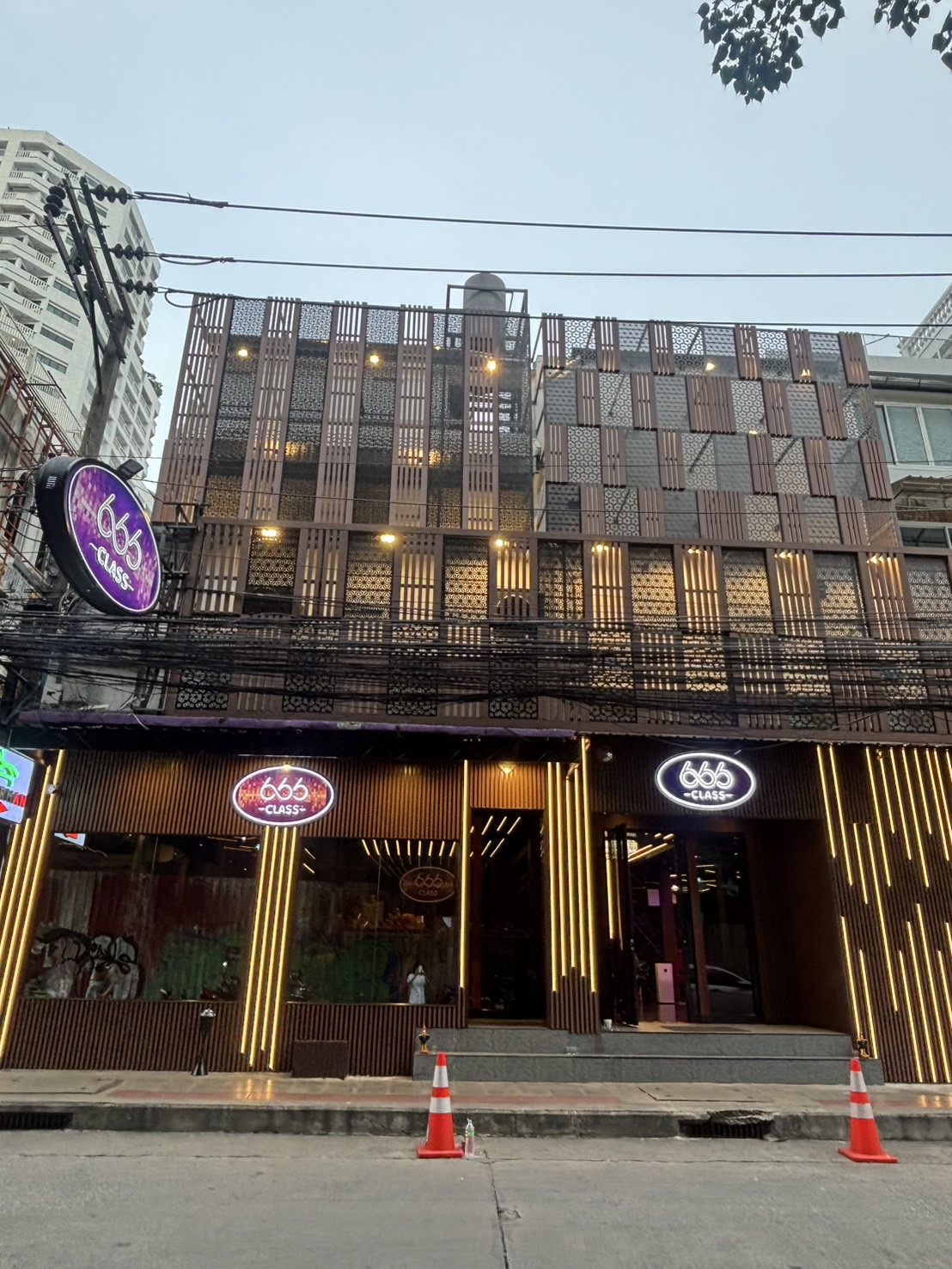 666클래스 누루마사지 외관 - 보라색 간판이 돋보이는 입구