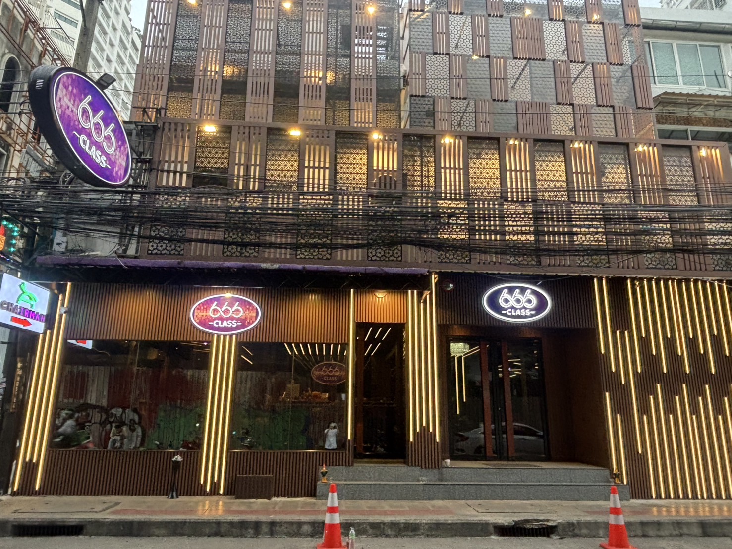 방콕 프롬퐁 666클래스 누루마사지 외관 - 보라빛 네온 간판과 외벽이 매력적인 666클래스 매장 전경
